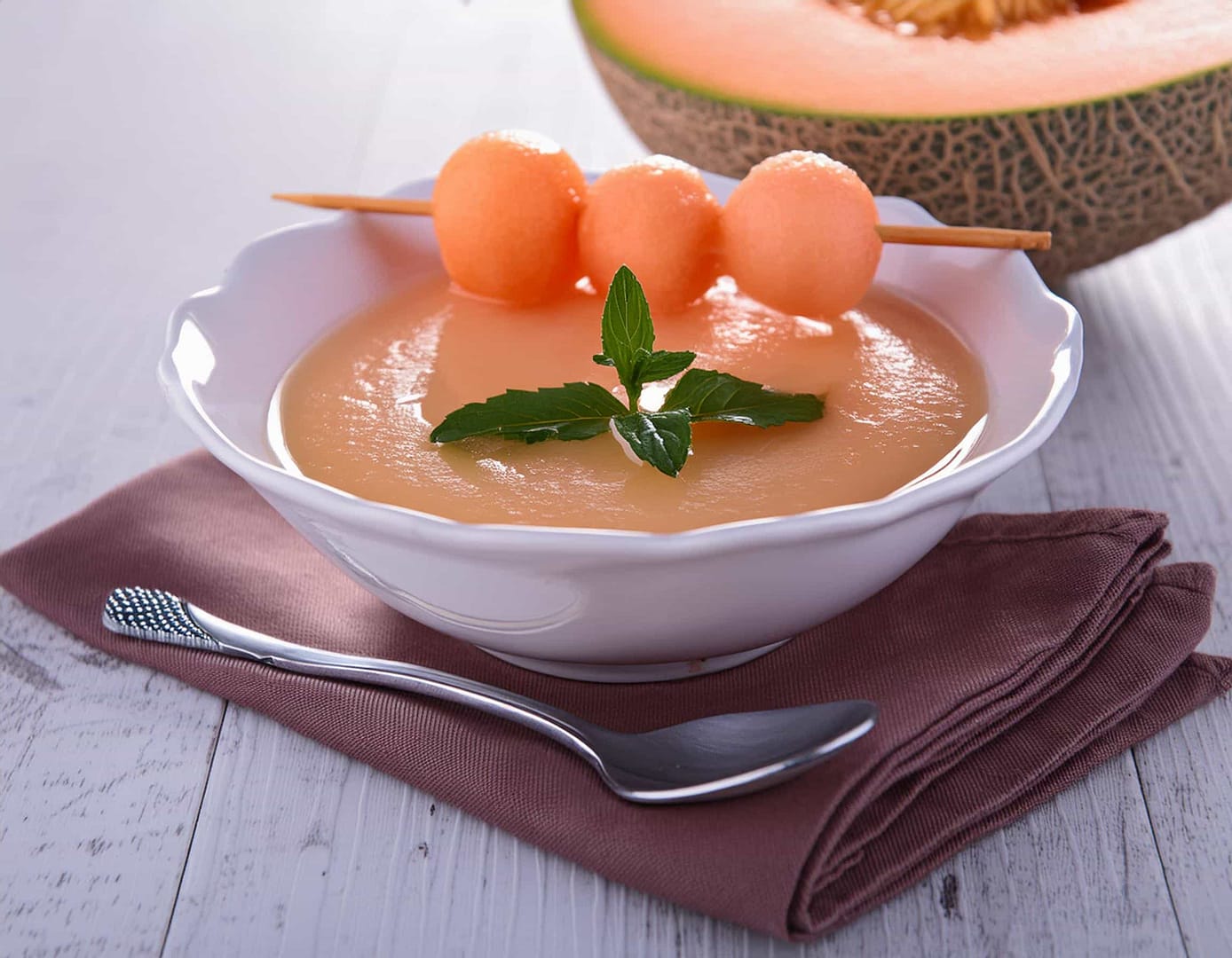 Une savoureuse et rafraichissante soupe de melon au basilic